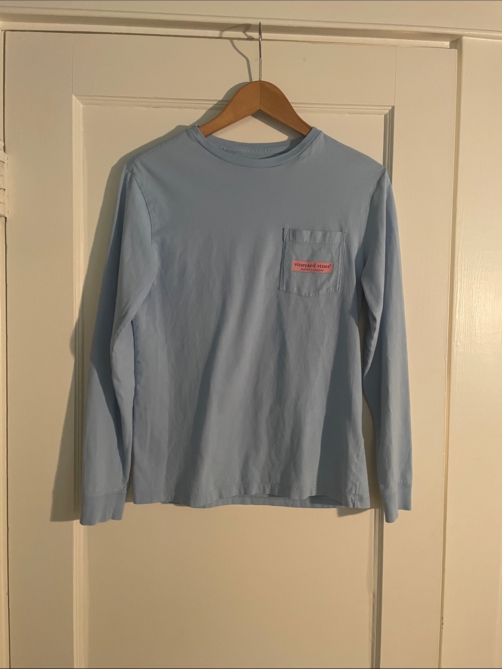 Men’s XS Vineyard Vines Pale Blue Long-Sleeve Pocket Tee with Pink Logo Patch